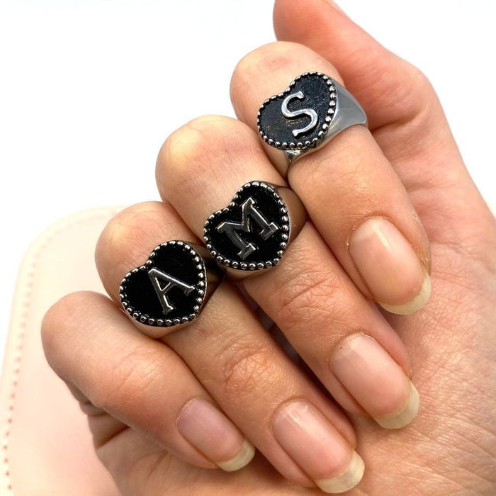 Anello regolabile black con iniziale - Iride shop - accessori donna