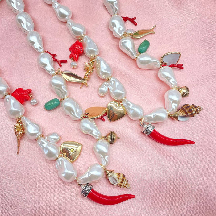 Collana perle asimmetric e cornetto portafortuna - Iride Shop - Accessori da Donna