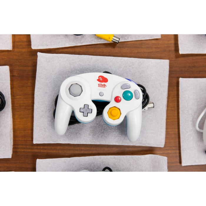 GameCube - Club Nintendo White / Light Blue Controller 2004